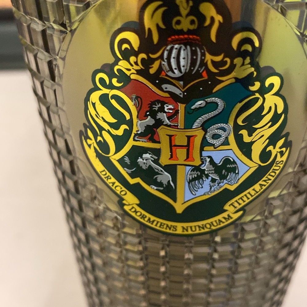 Hogwarts insulated tumbler, new with tags - Picture 4 of 6